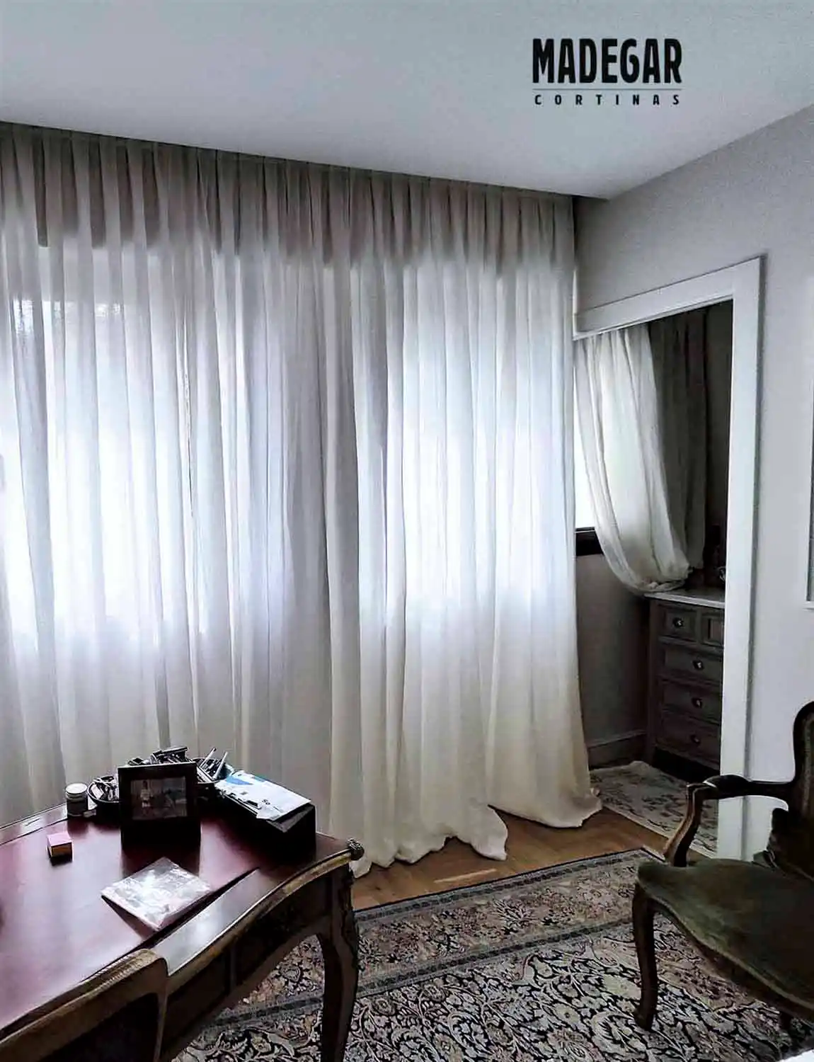 Cortinas venecianas de Aluminio blanco instaladas por Cortinas madegar en un loft del Eixample de Barcelona