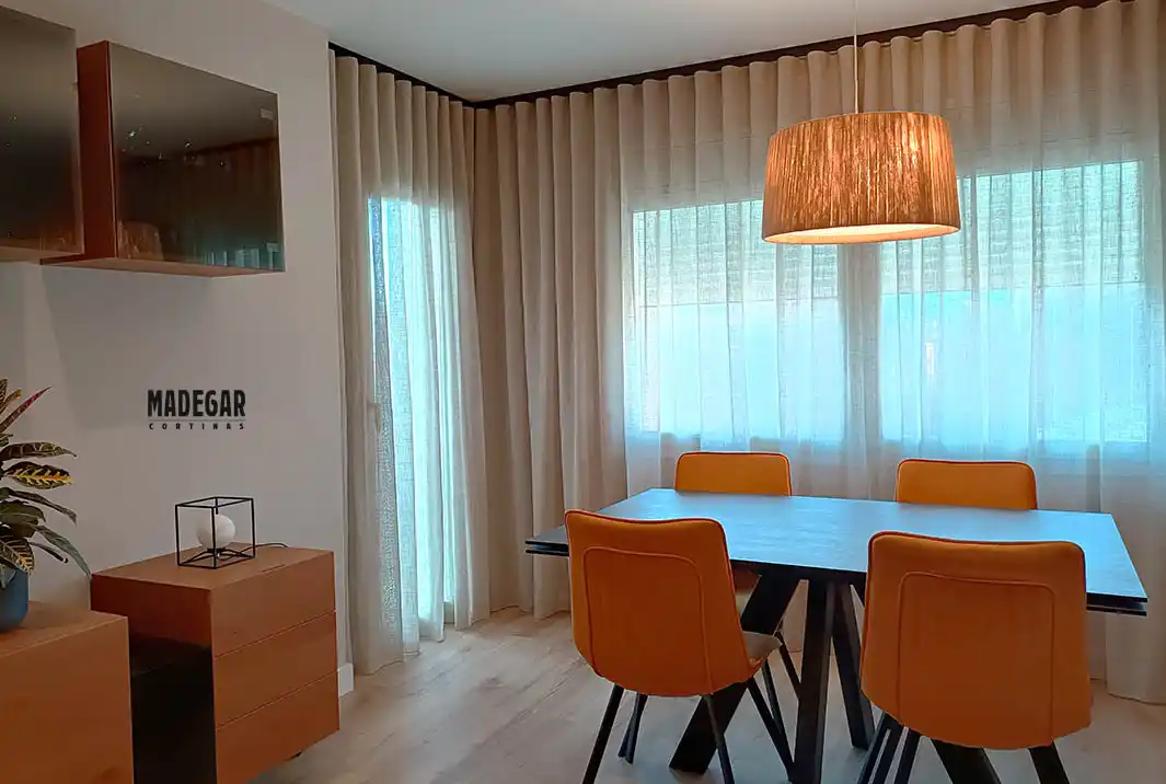 Cortinas Verticales a medida en un salón con toques vintage instaladas por Cortinas Madegar