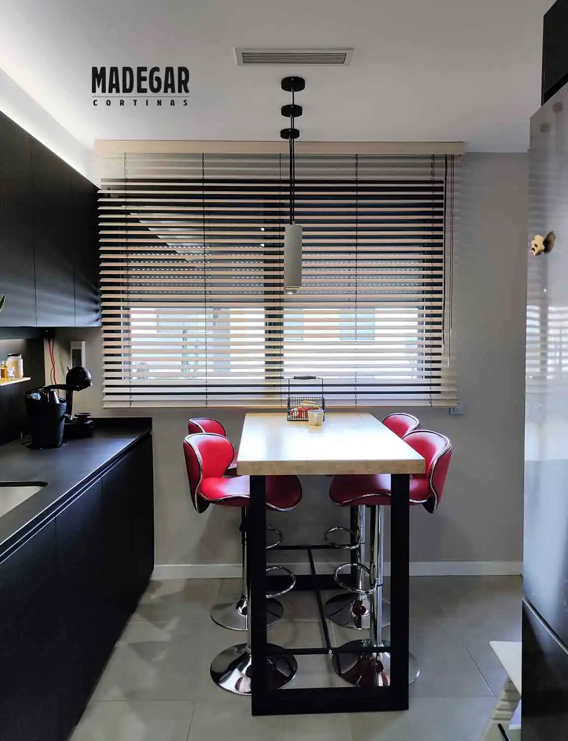 Cortinas Dobles en blakout textil para un dormitorio sin persianas instaladas por Cortinas Madegar