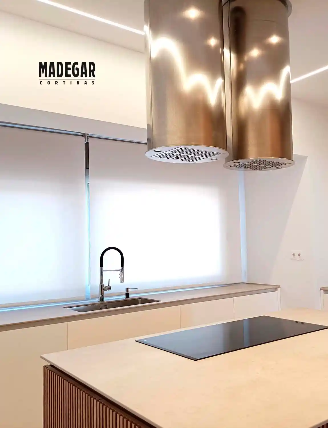 Cortinas informales en la ventana de una cocina funcional hechas a medida por Cortinas Madegar