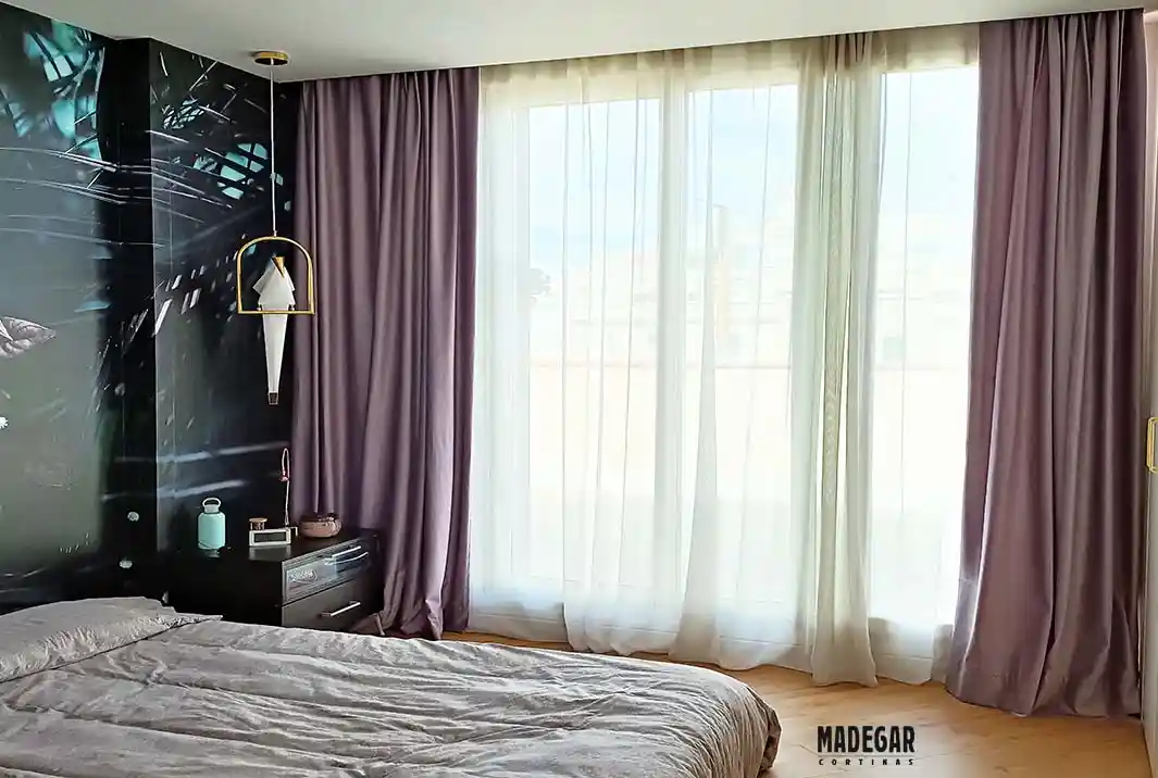 Cortinas dobles en terciopelo color malva  y lino transparentes confeccionado al estilo informal arrastrando en un dormitorio de diseño vanguardista del eixample de Barcelona instaladas por Cortinas Madegar 