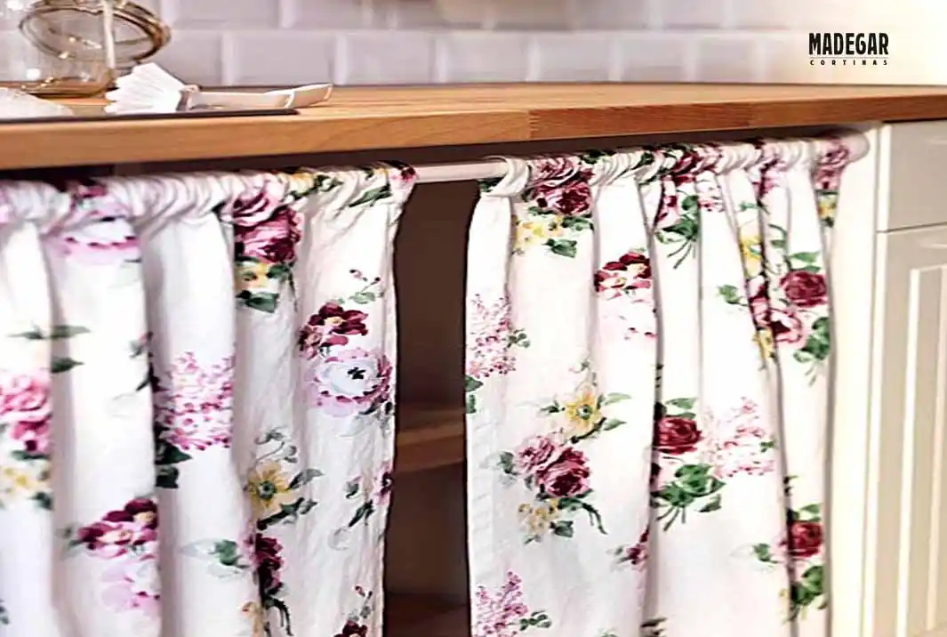 Visillo en tela estampada con motivos florales a medida para debajo de una encimera de cocina de madera confeccionados e istaladas por Cortinas Madegar