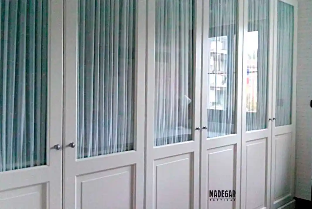 Tela de lino 100% en azul claro para unos visillos a medida en las puertas de un armario de la habitación de un bebé en Pedralbes
