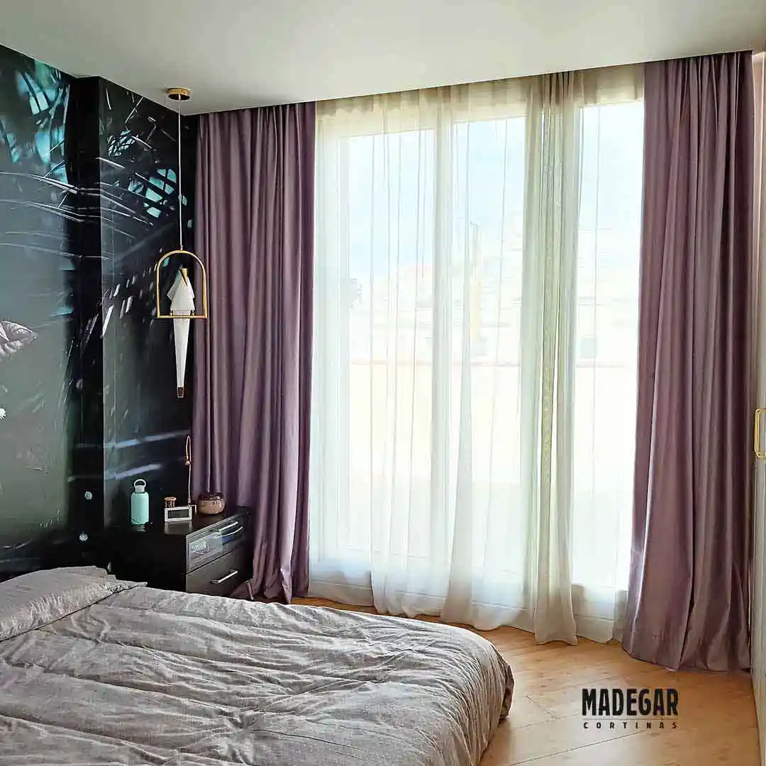 Cortinas dobles en terciopelo color malva  y lino transparentes confeccionado al estilo informal arrastrando en un dormitorio de diseño vanguardista del eixample de Barcelona instaladas por Cortinas Madegar 