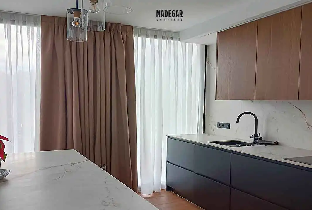 Cortinas Verticales a medida en un salón con toques vintage instaladas por Cortinas Madegar