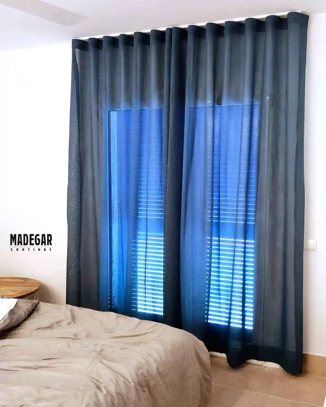 Cortinas venecianas de Aluminio blanco instaladas por Cortinas madegar en un loft del Eixample de Barcelona