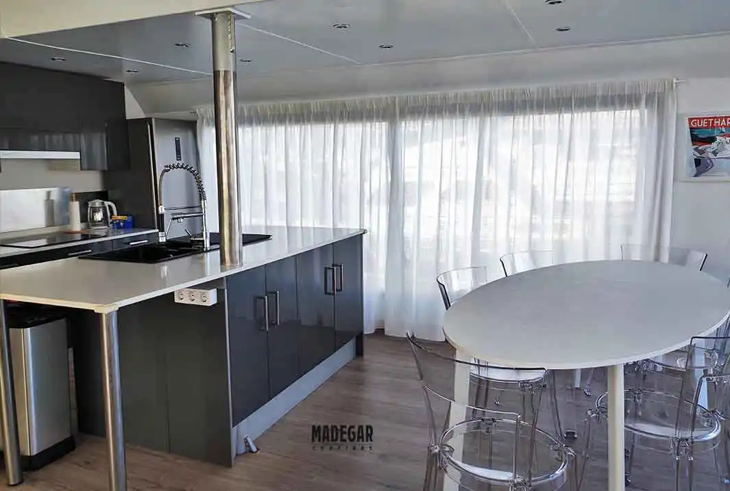 Cortinas enrollables Noche y día en un salón de diseño moderno confeccionadas por Cortinas Madegar