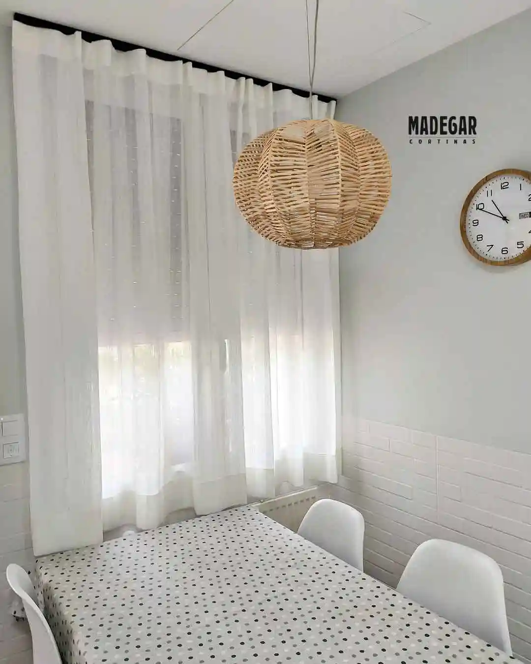 Cortinas informales en la ventana de una cocina funcional hechas a medida por Cortinas Madegar