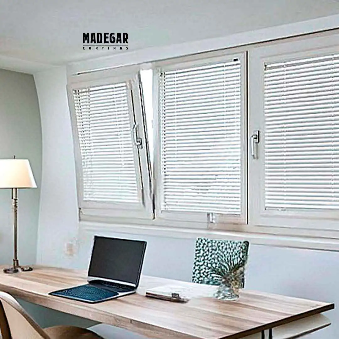 Cortinas venecianas a medida en aluminio blanco para las ventanas oscilobatientes del despacho de un piso en el barrio de Gracia, instaladas por Cortinas Madegar