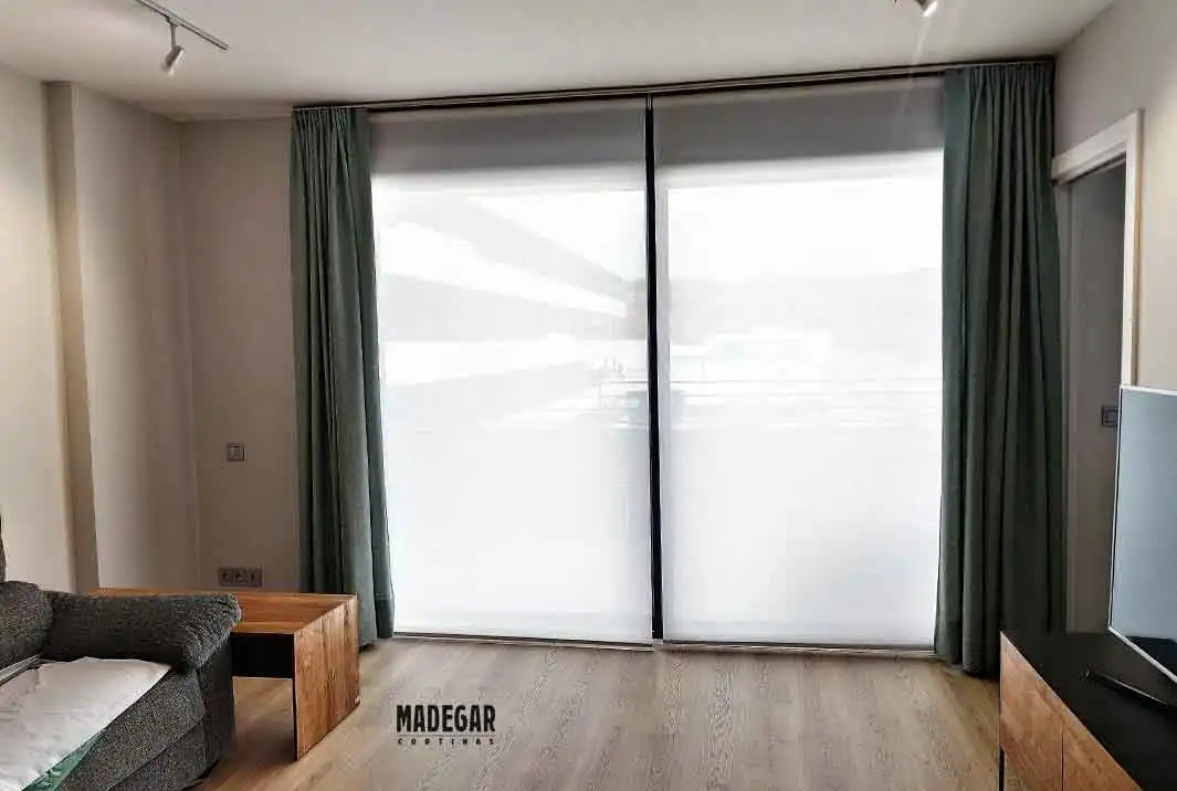 Instalación de estores enrollables con cortinas dobles en un salón de diseño contemporáneo de un piso en la villa olimpica de Barcelona