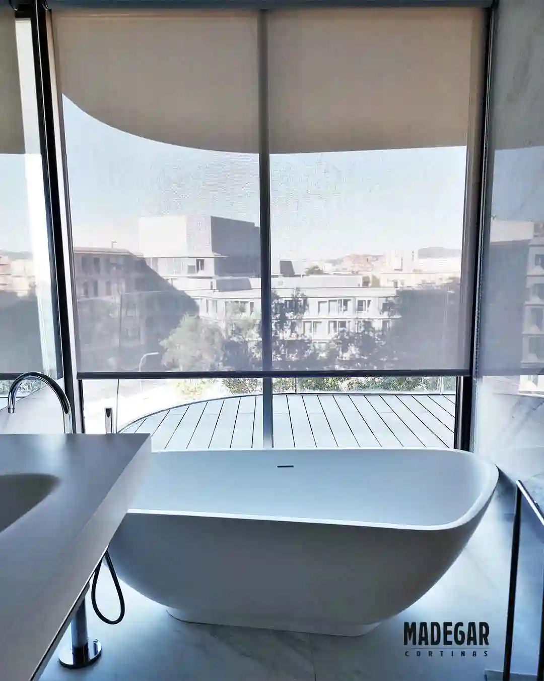 Estor enrollable de screen con factor de protección solar del 5% en un cuarto de baño lujoso y con vistas en la zona de Diagonal Mar de Barcelona