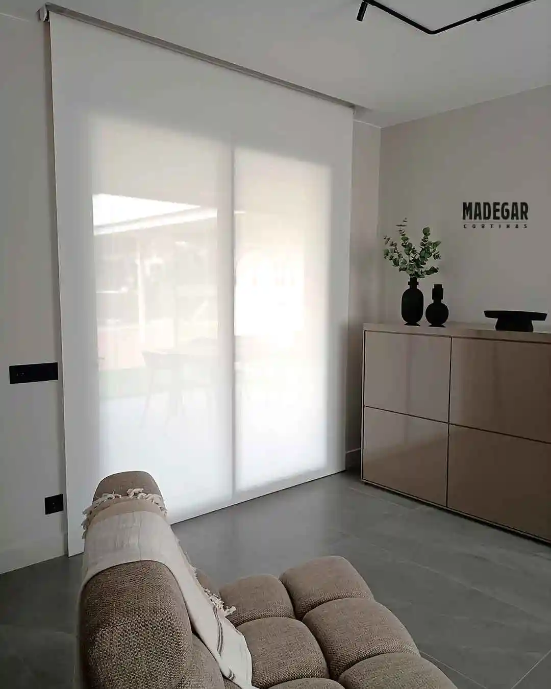 Estor de screen a medida instalado por cortins Madegar en el salón de diseño moderno y elegante de una casa de lujo en Matadepera
