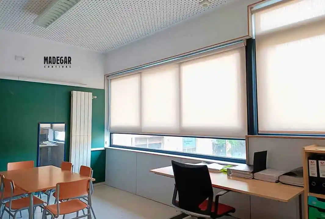 Estores de Screen con protección solar y térmica hechos a medida e instalados por Cortinas Madegar en un colegio de Barcelona