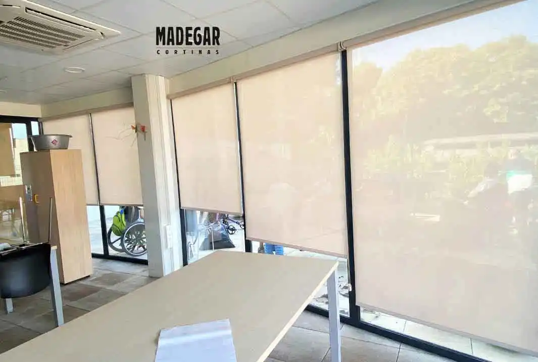 Estores enrollables a medida de Cortinas Madegar en screen para proteger del sol y el calor en un centro cívico con grandes ventanales muy soleados de Barcelona