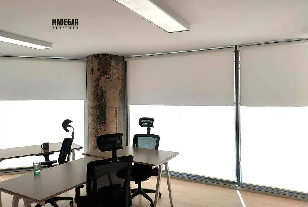 Cortinas enrollables de screen a medida en los ventanales muy soleados de unas oficinas del 22@ de Barcelona, instalación a medida de Cortinas Madegar