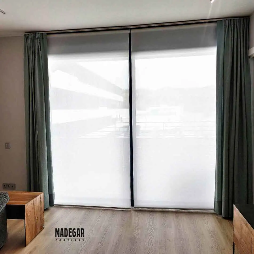 Estores enrollables de screen con dobles cortinas laterales que suman calidez en un comedor de estilo moderno instaladas por cortinas madegar en BArcelona