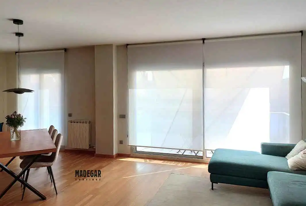 Estores de screen blancos en un salón de estilo nódico del Poblenou de Barcelona