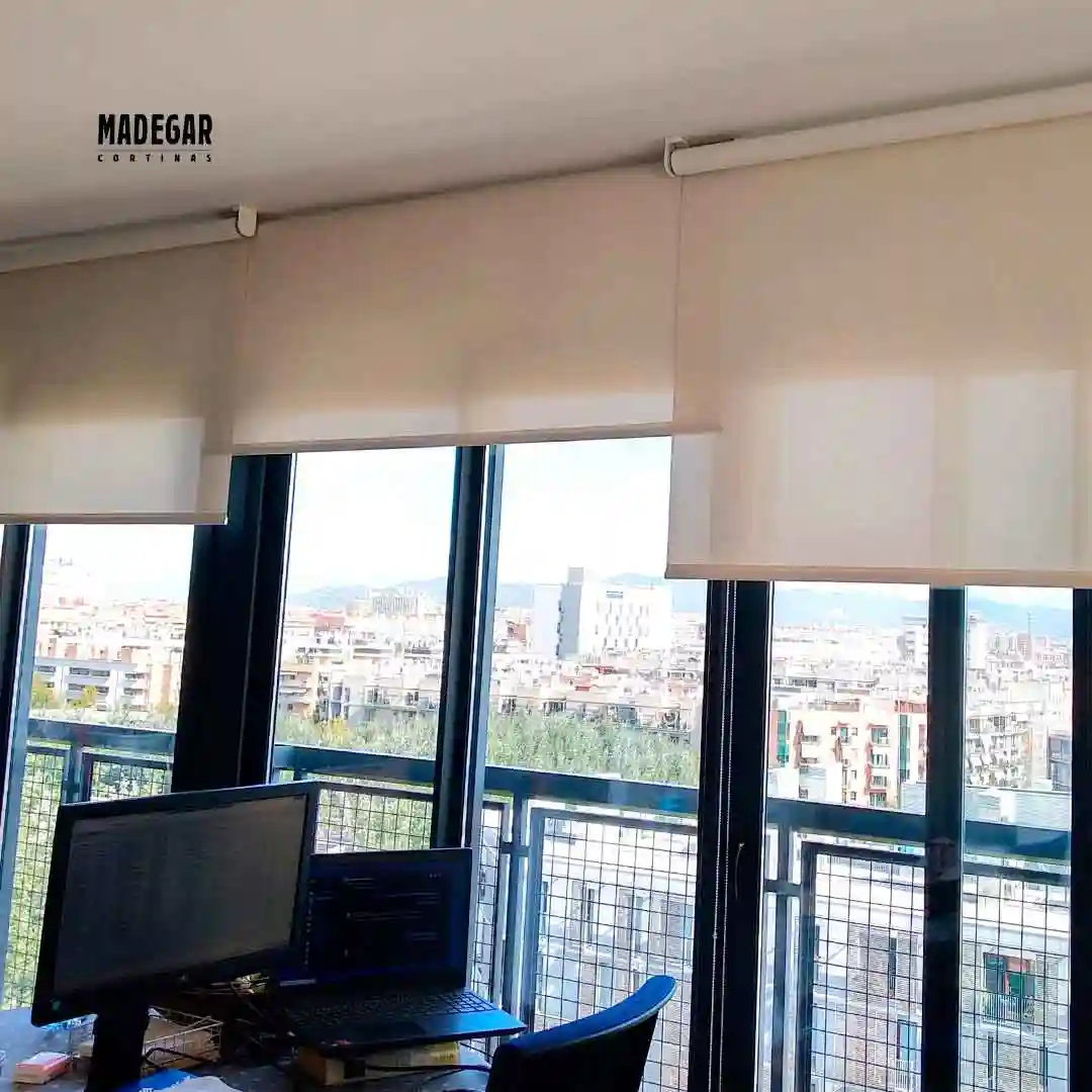 Instalación de cortinas Madegar de estores de screen cruzados para evitar los huecos entre telas en estores alineados en ventanales grandes en un piso en Barcelona