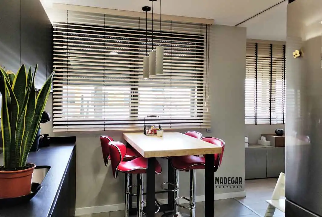 Veneciana de madera de bamabu en color natural instalada por madegar en una cocina de altostanding y diseño modernos de un piso en Sant cugat del Valles