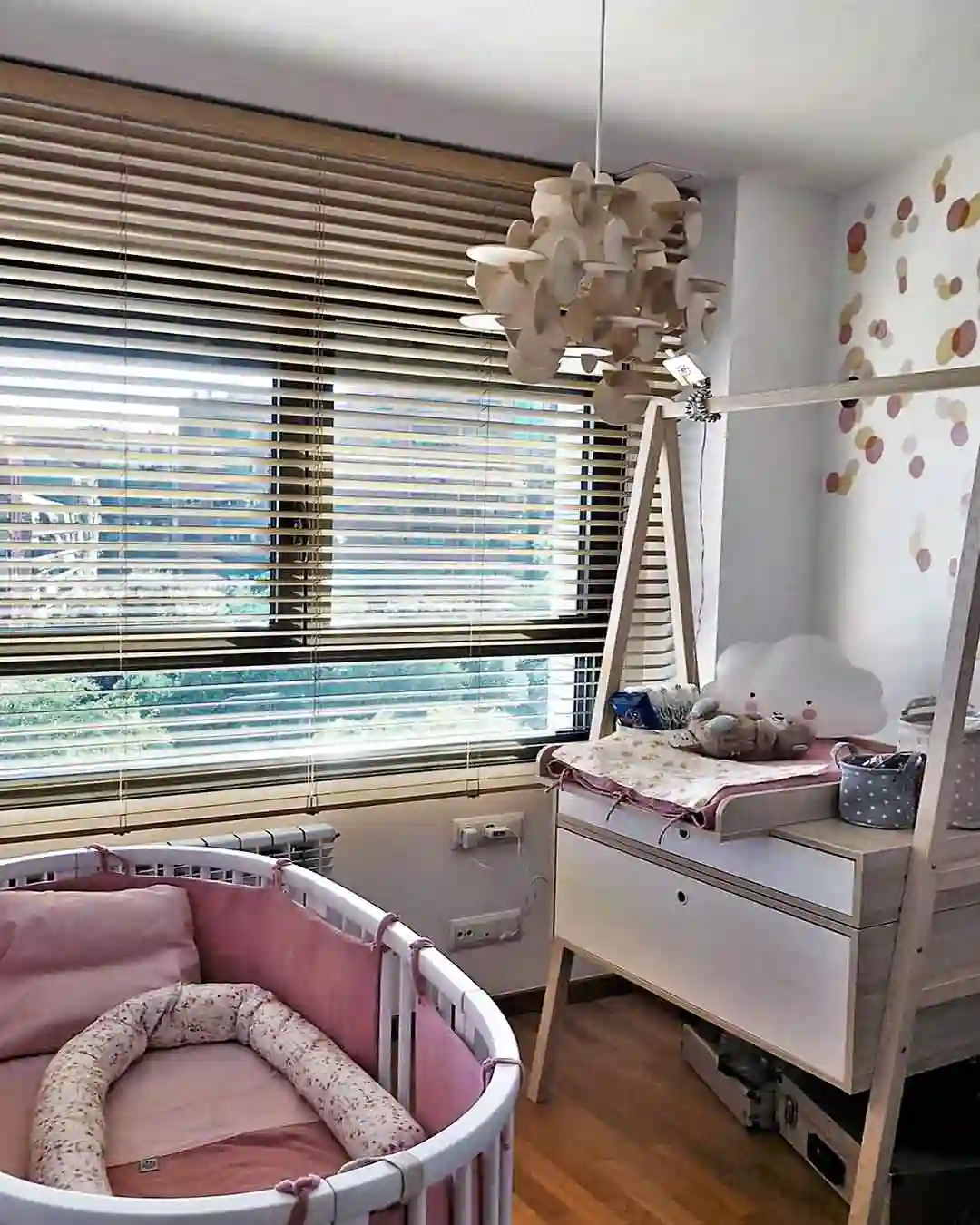 Cortinas Venecianas de Madera a medida que tamizan la luz y gradúan la visibilidad de la habitación de un Bebé en la zona de Sarrià de Barcelona