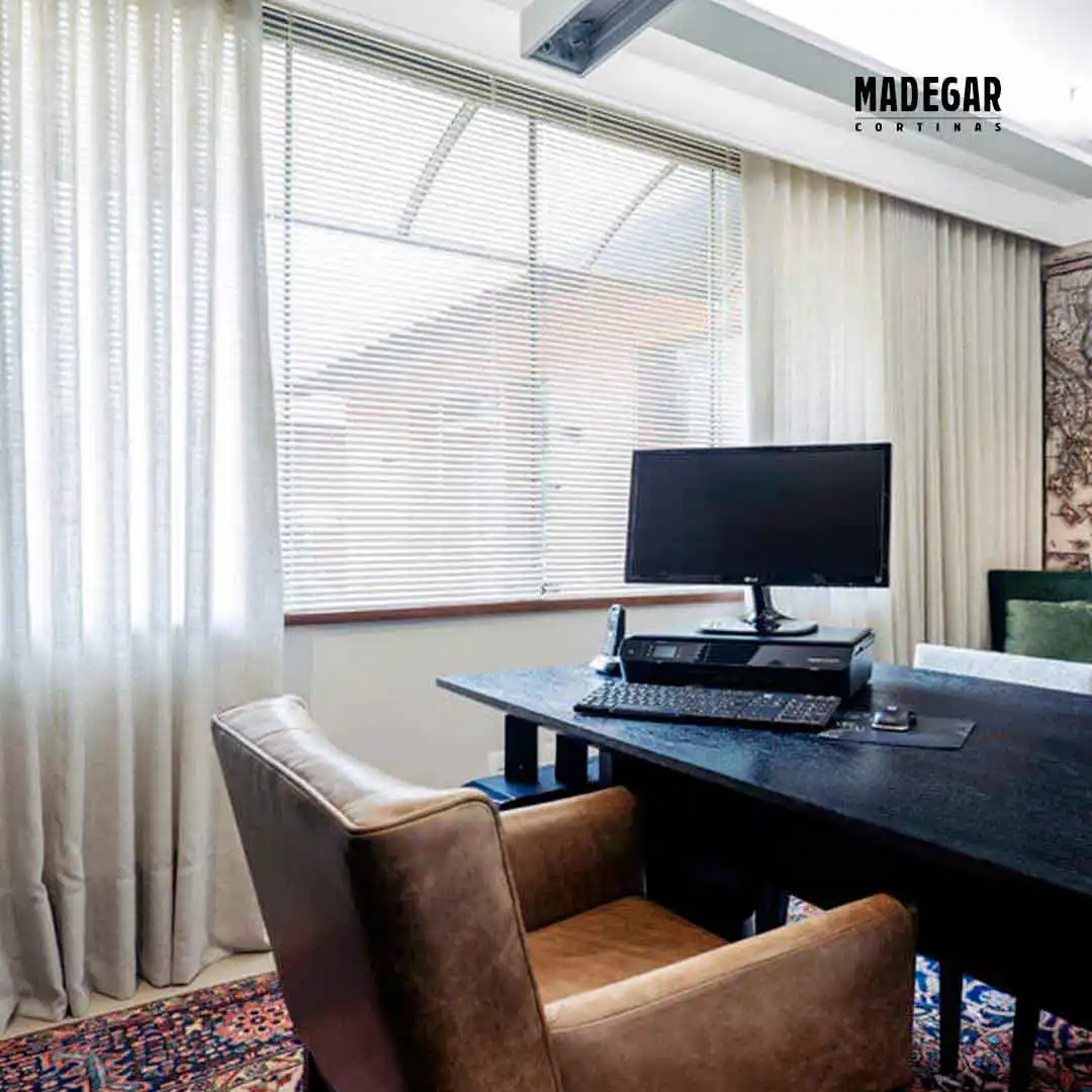 Cortinas dobles de lino con cortinas venecianas para un despacho elegante de una oficina en La diagonal de Barcelona