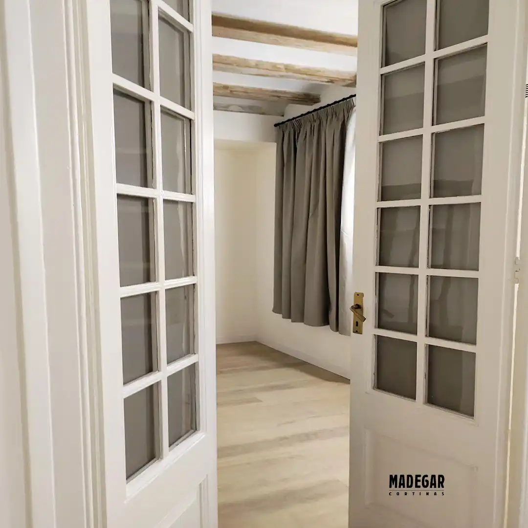 Visillos opacos instalados en los cristales de unas puertas en un apartamento des estilo escandinavo moderno en Barcelona