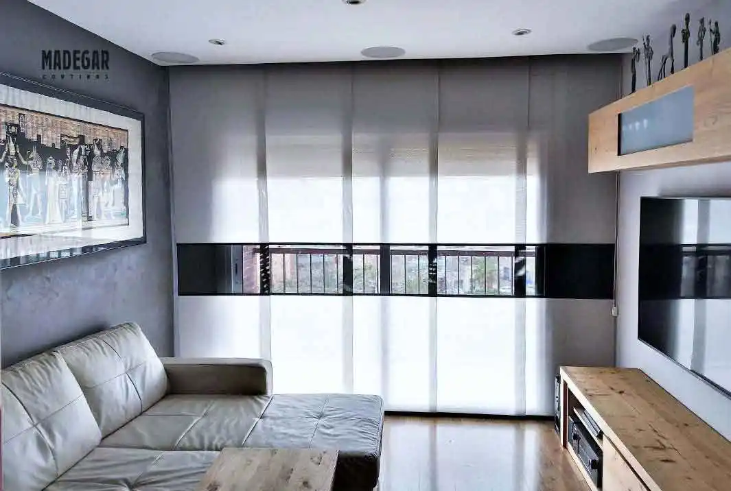 Instalación de panel japones de Screen decorativo en dos colores en un salón contemporáneo de un piso en Sant Gervasi , trabajo de paneles japoneses a medida de Cortinas Madegar en Barcelona