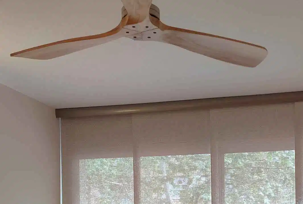 Embellecedor de aluminio en color inox cálido tapando el riel de un panel japones para conseguir un acabado perfecto, trabajo de panel a medida hecho por Cortinas Madegar en Barcelona