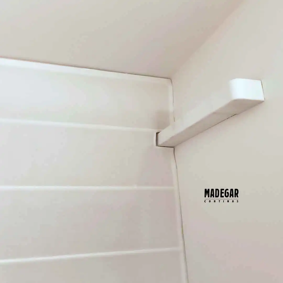 Detalle técnico de estor de varillas a medida con recorte perimetral de precisión para salvar canaleta de aire acondicionado, solución de alta gama por Madegar Cortinas en Sant Cugat.