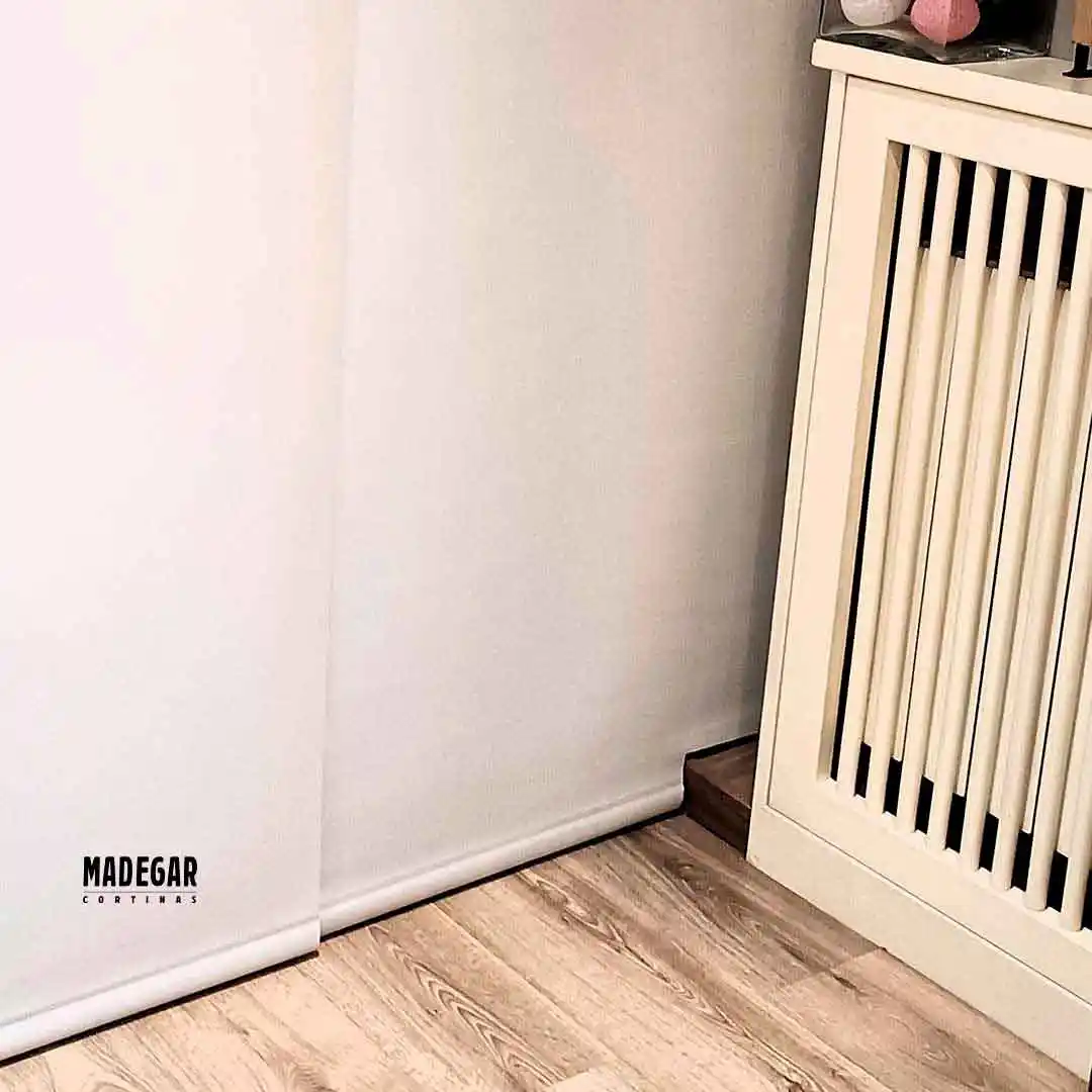 Recorte especial en el bajo de un panel japonés para adaptarlo a un escalón en el suelo hecho por Cortinas Madegar en Barcelona