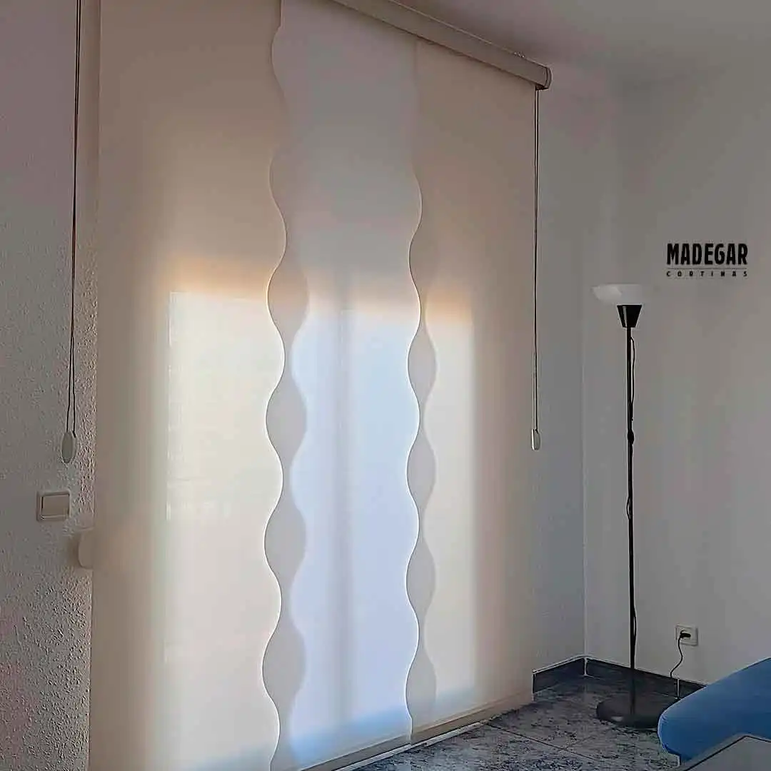 Panel japonés con acabado lateral en ondas en un piso de Horta ​