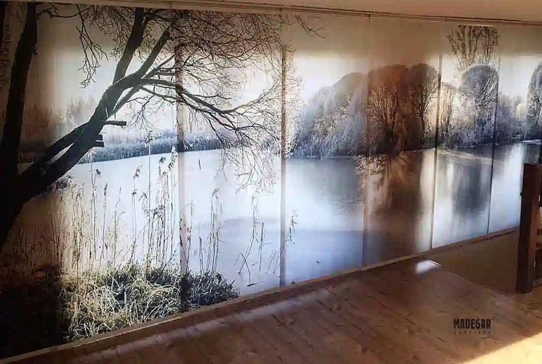 Panel japonés a medida personalizado con impresión fotográfica de un paisaje en la buhardilla de una casa en Masnou, trabajo hecho por Cortinas Madegar en Barcelona