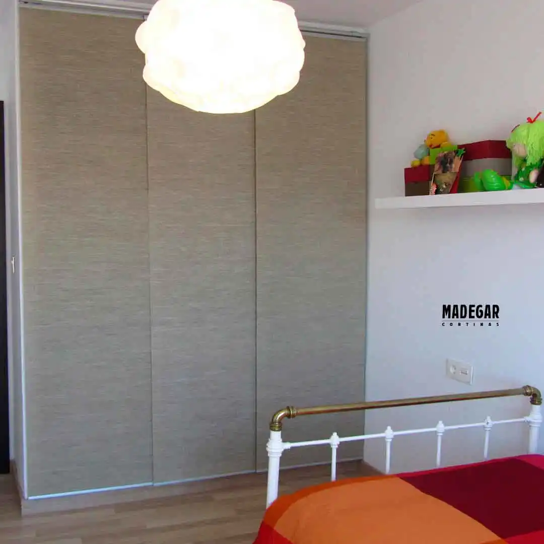 Panel japonés de 3 vías en tela de screen color lino instalado en un armario sustituyendo las puertas en un dormitorio del barrio de Horta en Barcelona, trabajo a medida de Cortinas Madegar