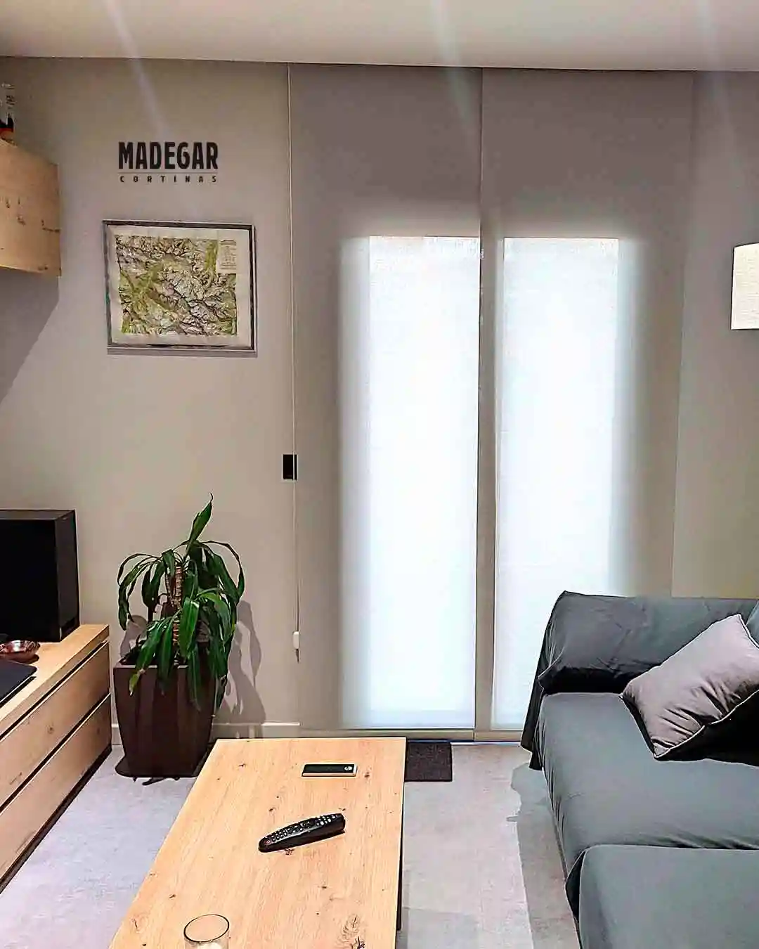 Panel japonés de dos vías en tejido técnico de Screen en un salón pequeño de un piso en el Eixample de Barcelona, instalación hecha por Cortinas Madegar en Barcelona