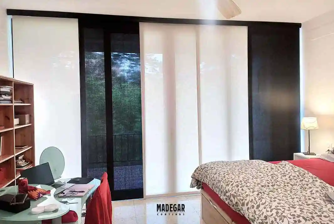 Panel japonés de Scrren en blanco y negro en ventanal grande de un dormitorio muy soleado de una casa en la Garriga