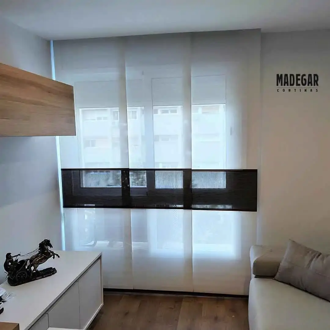 Panel japones decorativo en screen natural con una franja negra a lo ancho en un salón pequeño de estilo nórdico en Barcelona