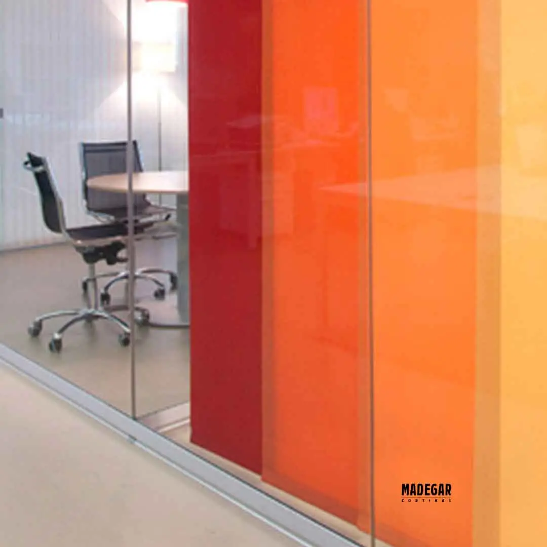 Panel japones en tela técnica traslucida hecho a medida con los colores corporativos de la empresa separando espacios en unas oficinas de la zona del 22@ de Barcelona, instalación hecha por Cortinas Madegar, especialistas en Cortinas a Medida