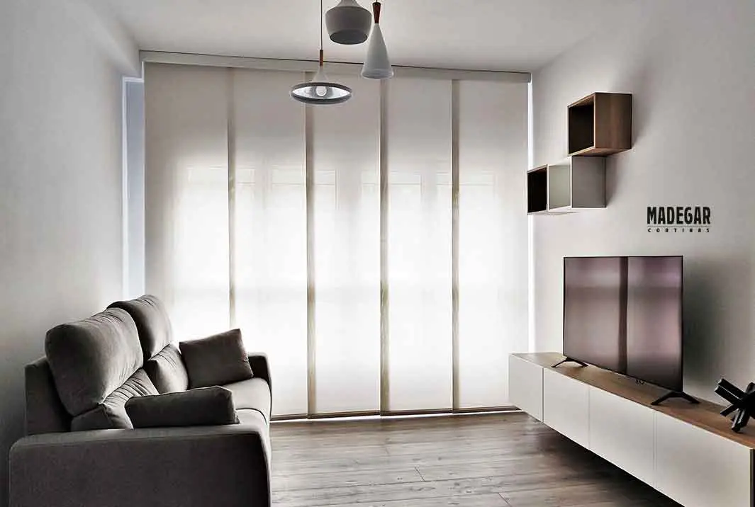Panel japonés a medida en tejido de protección solar y térmica de screen, hecho a medida para un salón de estilo moderno de un piso en La Bonanova, instalación de Cortinas Madegar, la mejor tienda de cortinas a medida en Barcelona