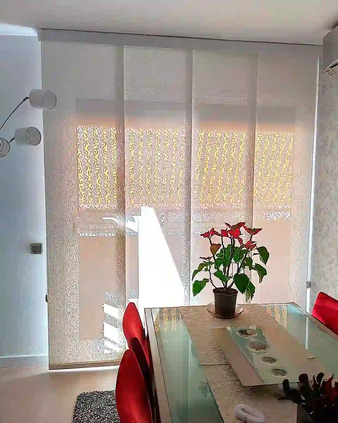 Panel japones en screen decorativo con relieve  hecho a medida por Cortinas Madegar en un comedor de un piso en Sarriá