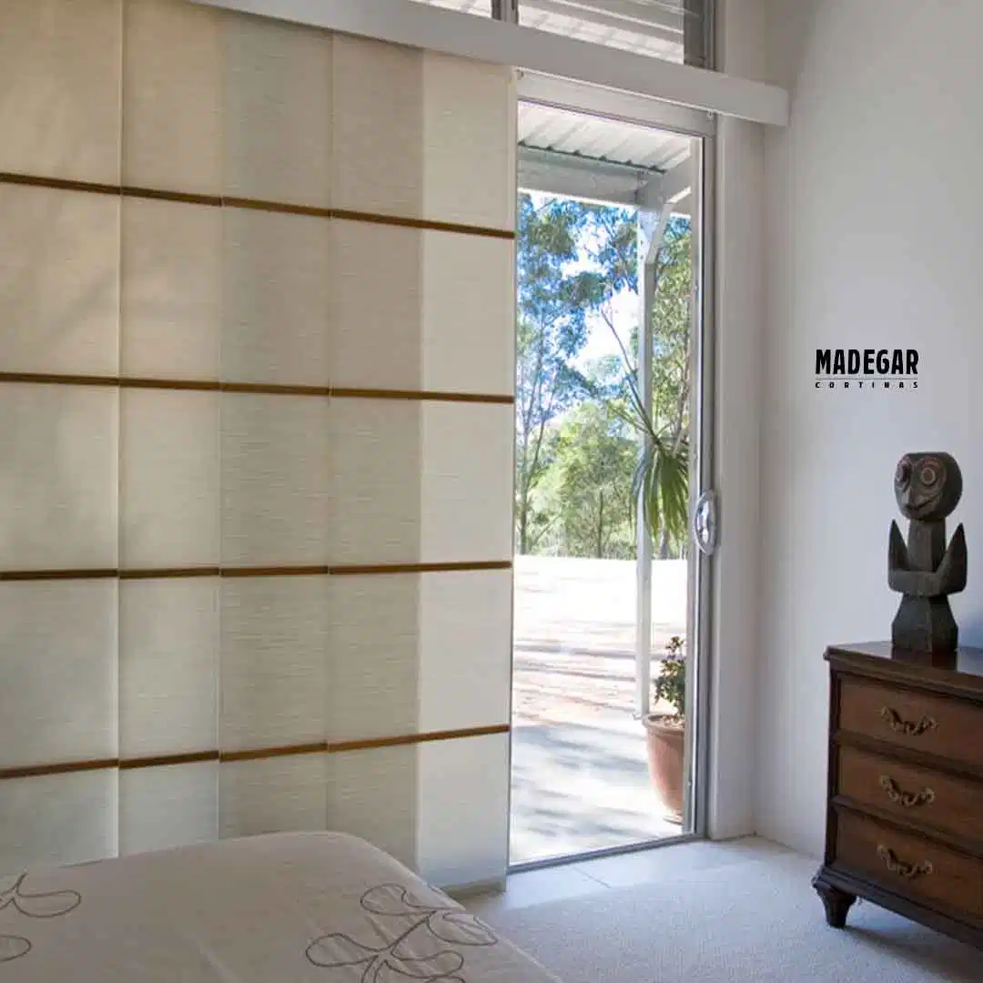 Panel japones personalizado con varillas de madera horizontales en un dormitorio de estilo natural de una casa de Alto Standing en Teià