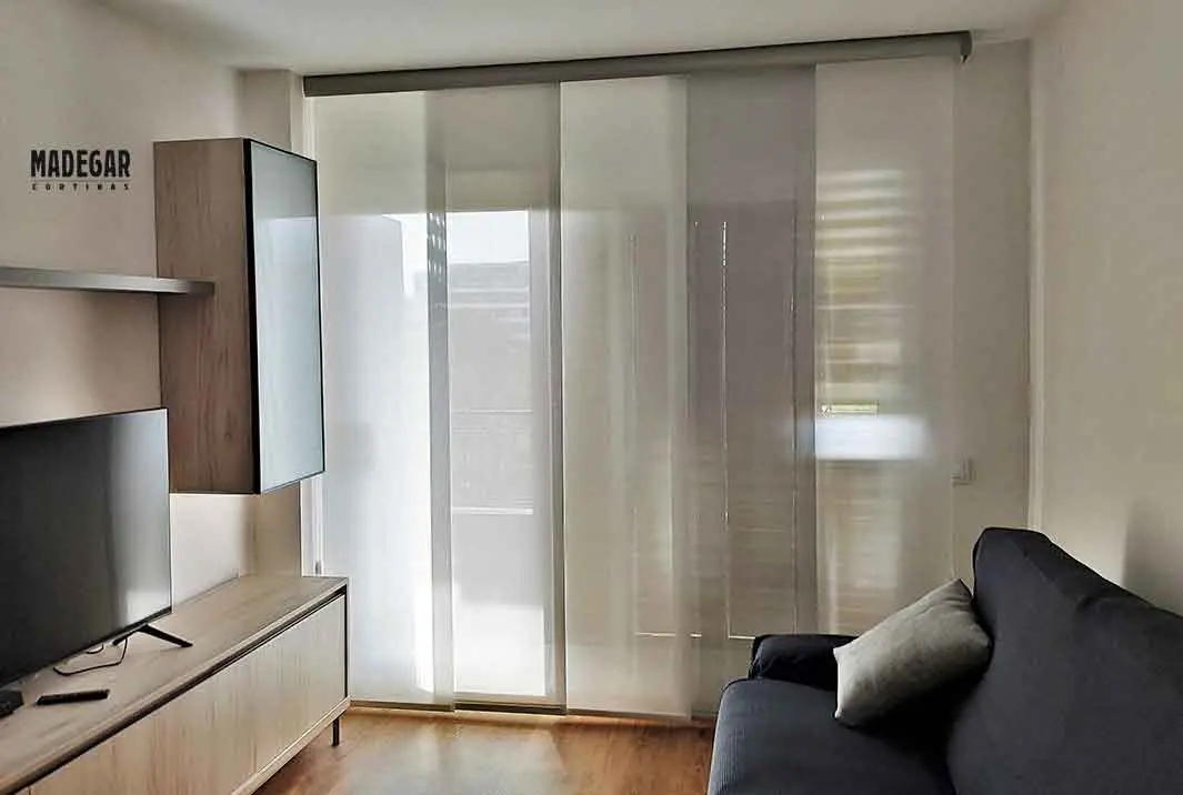 Panel japonés a medida en Screen de dos colores neutros en un salón de estilo moderno de Barcelona instalado por cortinas madegar