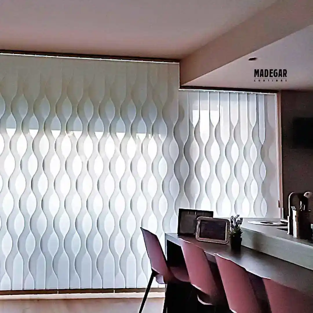 Cortinas verticales con forma a medida adaptadas a salientes en el techo, instaladas por Cortinas Madegar