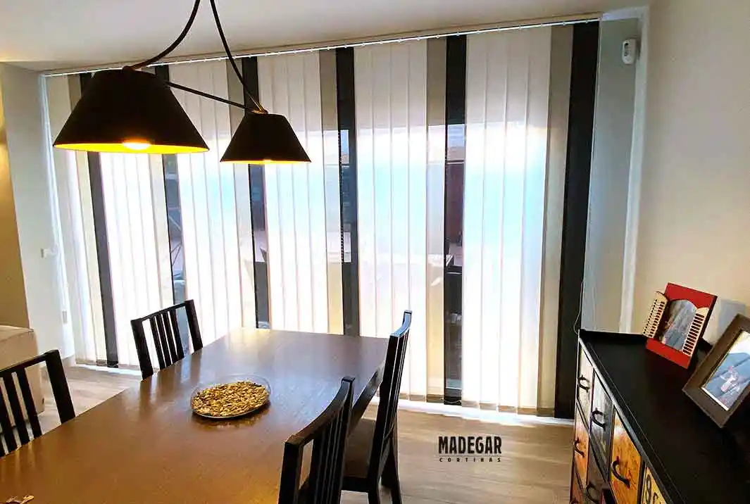 Cortinas verticales de screen a medida combinando colores en un salon de Barcelona