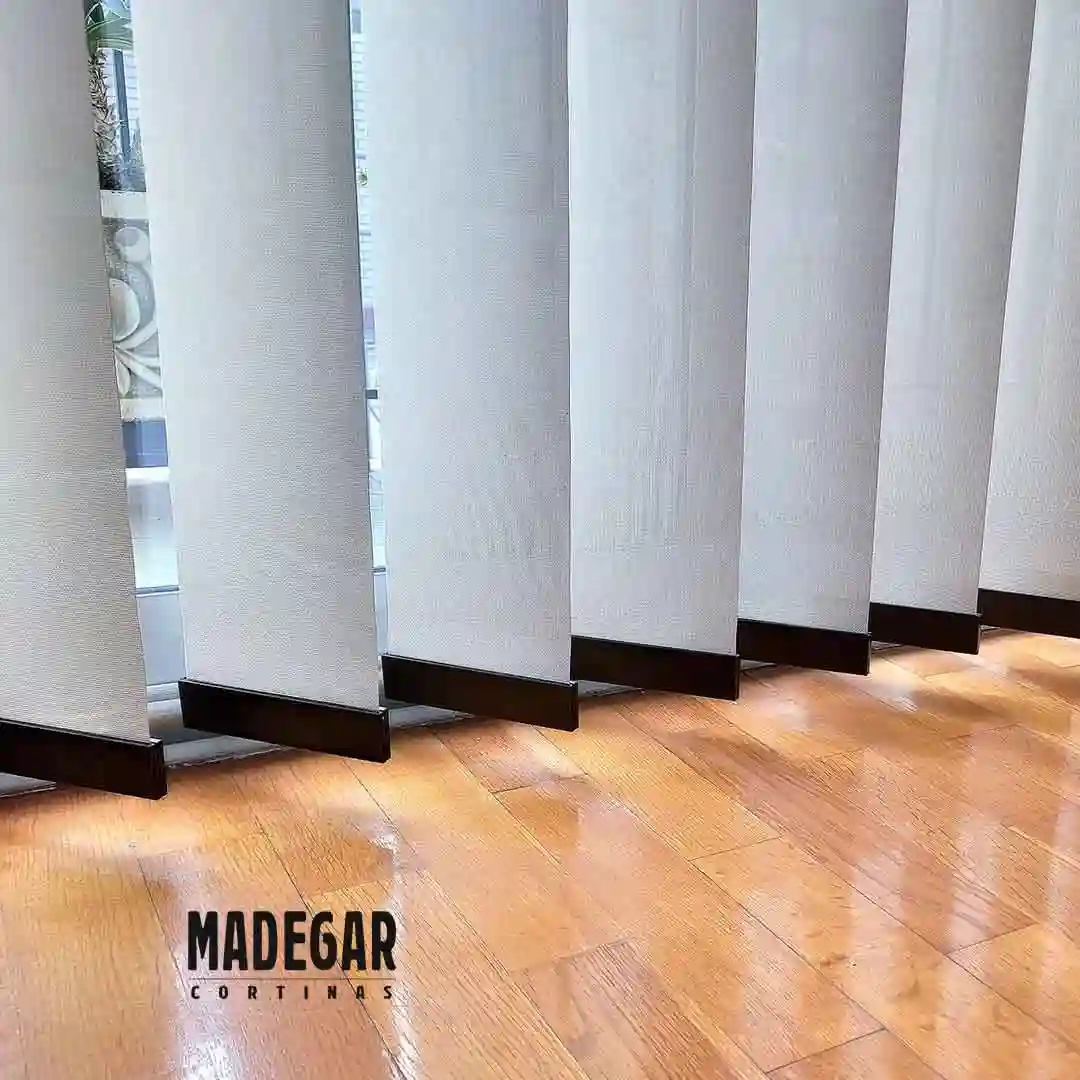 Acabados personalizados para cortinas verticales con contrapesos vistos en lugar de cadenas 