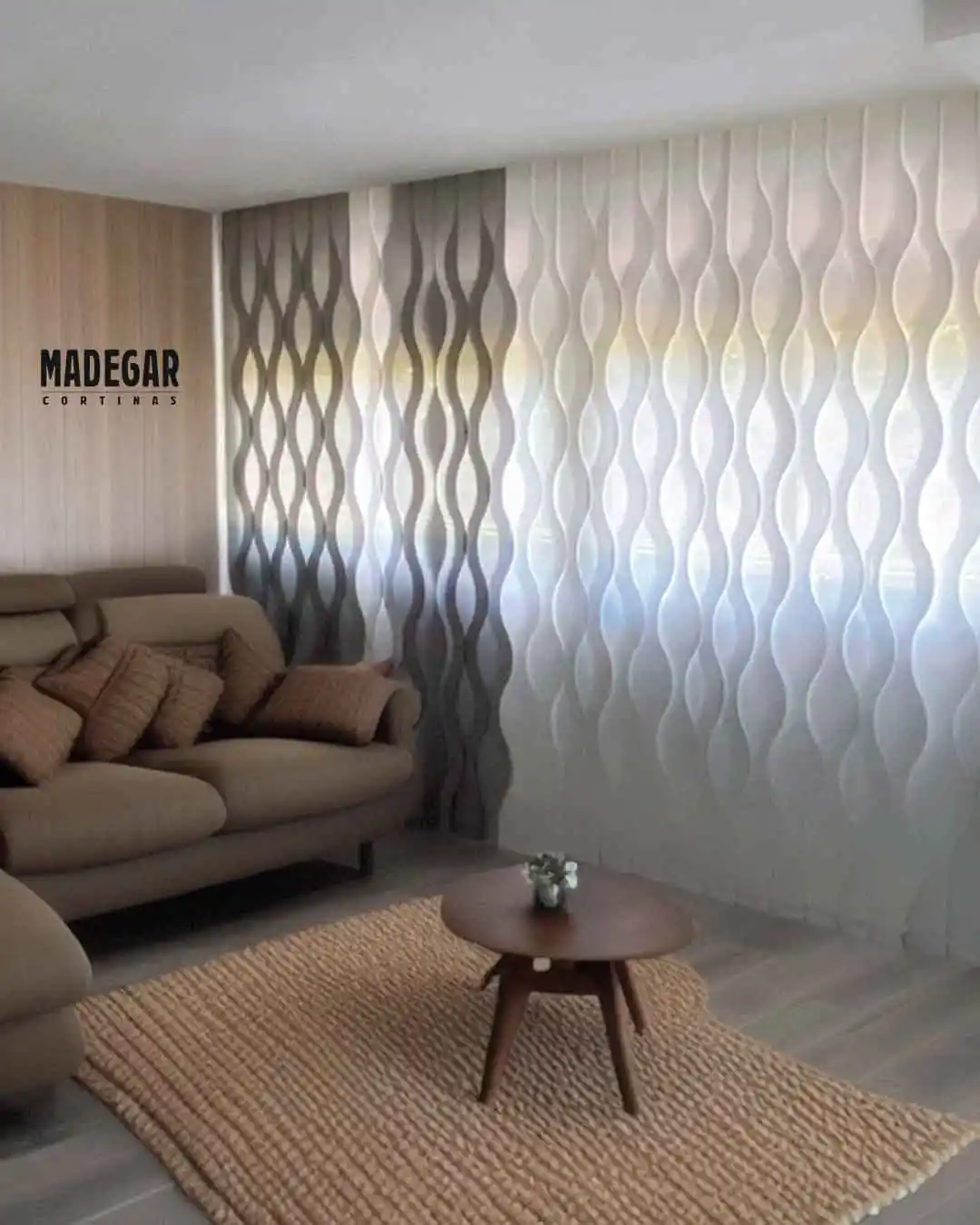 Cortinas verticales con lamas onduladas de diseño instaladas en un salón de lujo en Pedralbes, Barcelona. El sistema de Madegar Cortinas se integra con el revestimiento de madera para un acabado de alta gama.