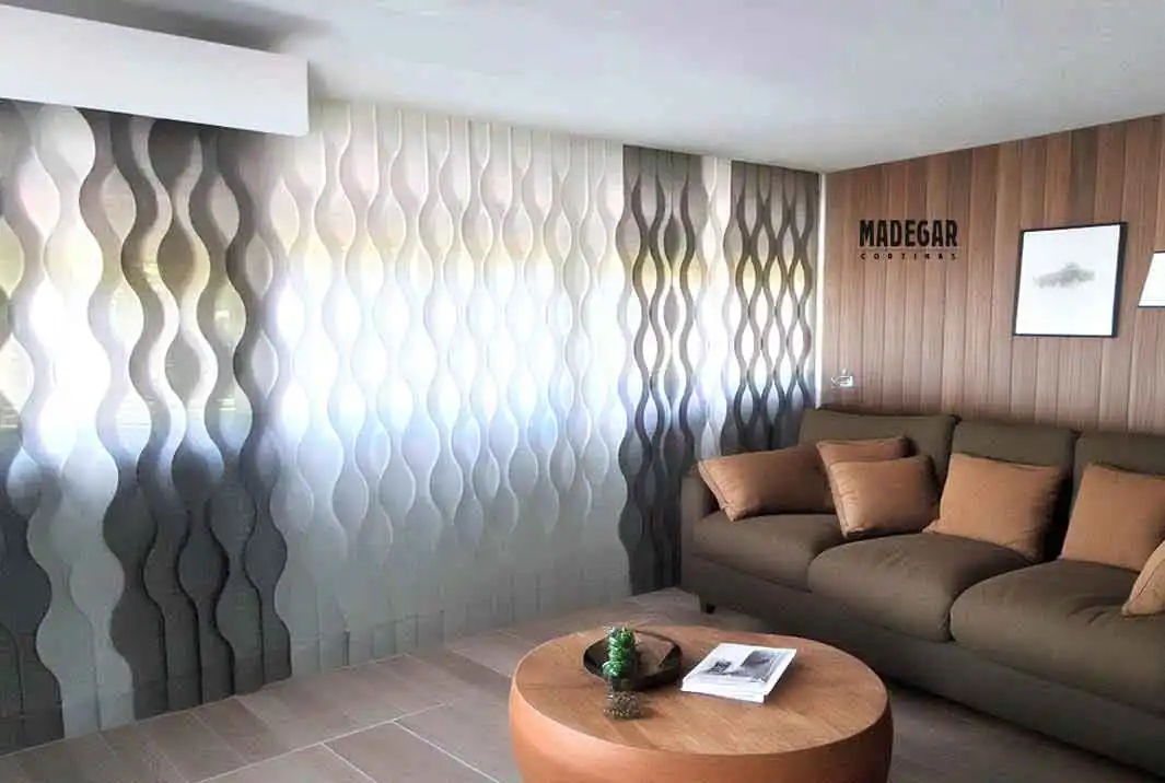 Cortinas verticales con formas con diseño exclusivo de cortinas Madegar en un salón elegante de Sarriá en Barcelona